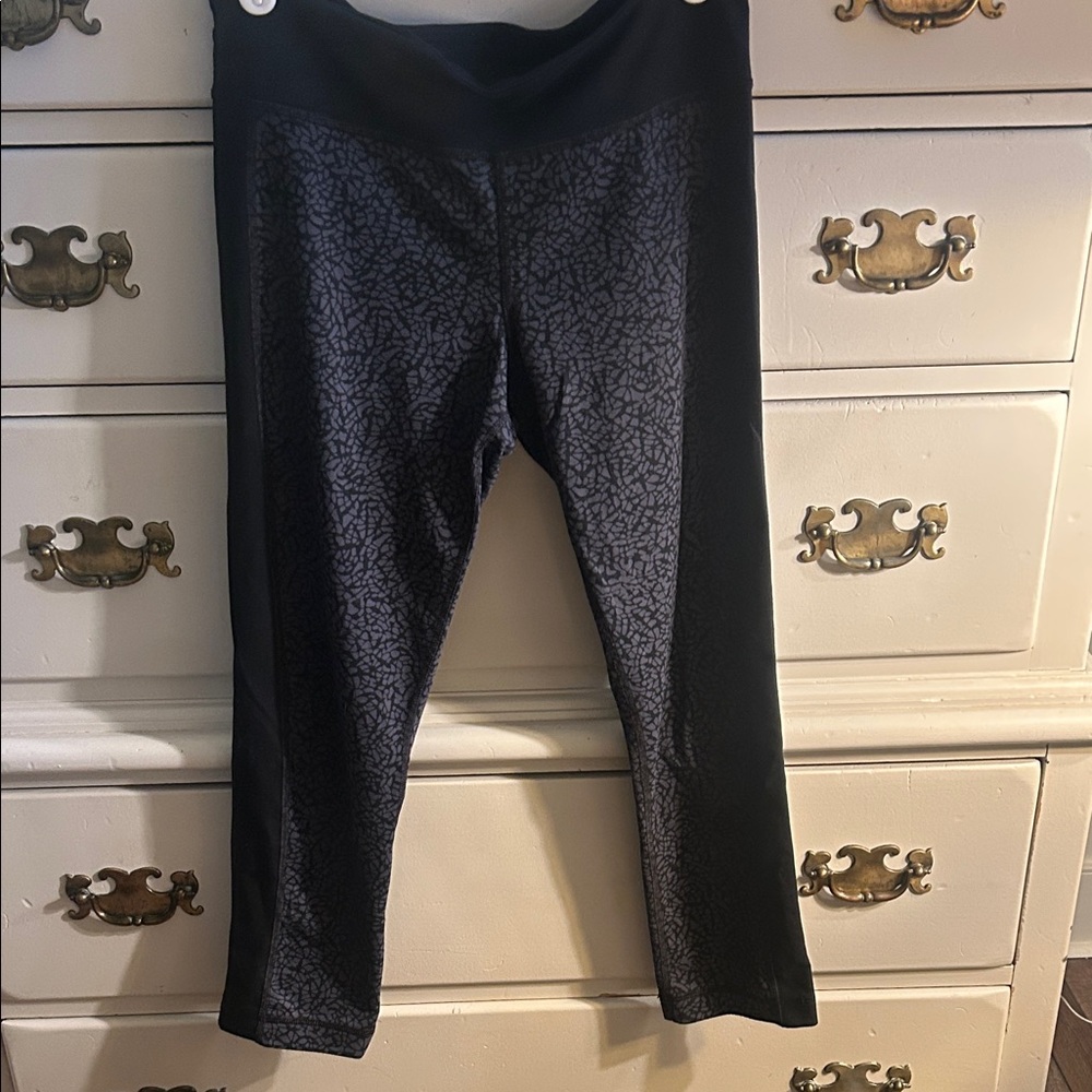 Under Armour Black and Gray Patterned Leggings, Women’s Small